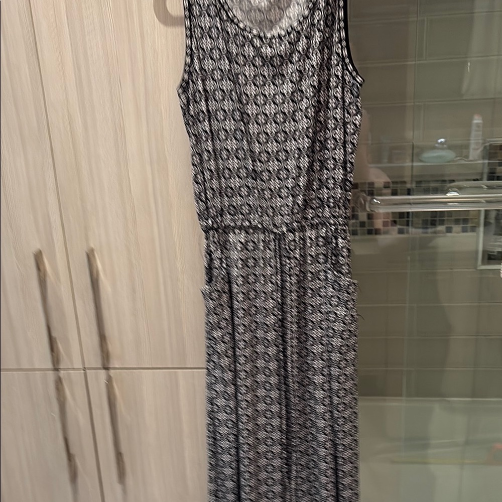 Max Studio Black and White Sleeveless Sheath Dress